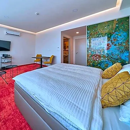 Hertz Hotel *
